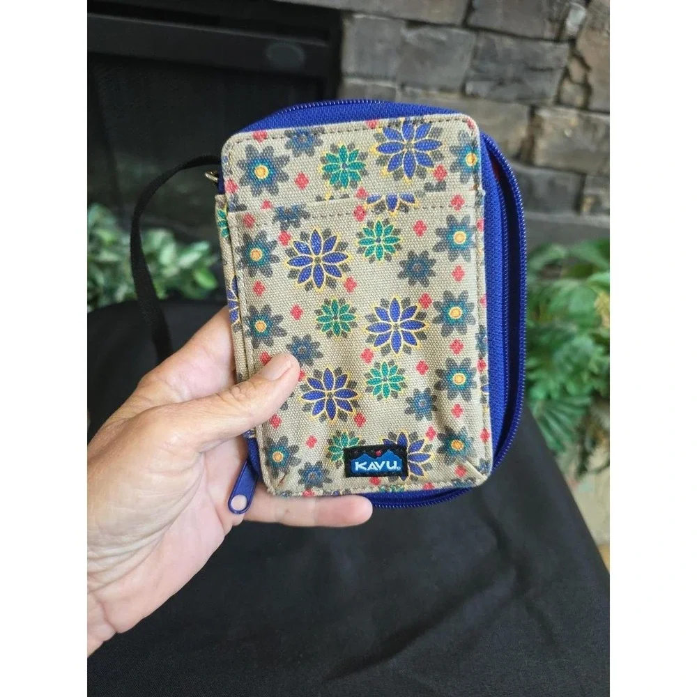 KAVU Zippy Wallet Bi Fold Zip Clutch Leaf Design Multi Pockets